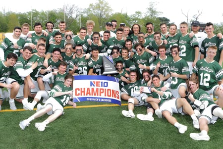 Schüler der Moyne Community School versammeln sich auf dem Sportplatz mit einem Banner 'NEIO CHAMPIONS'.