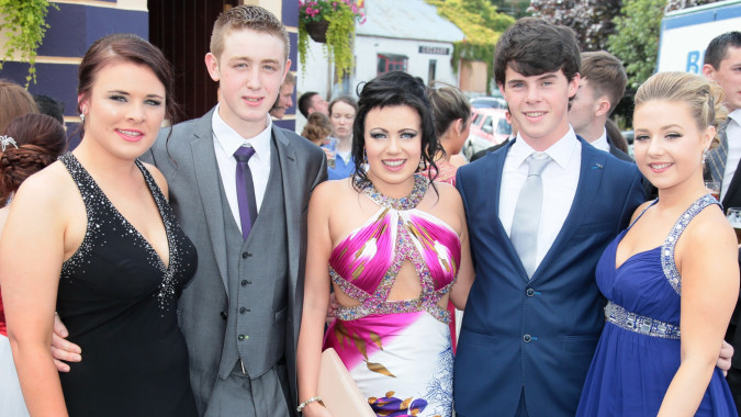 Eine Gruppe von Personen posiert gemeinsam auf dem roten Teppich bei einer Veranstaltung der Moyne Community School.