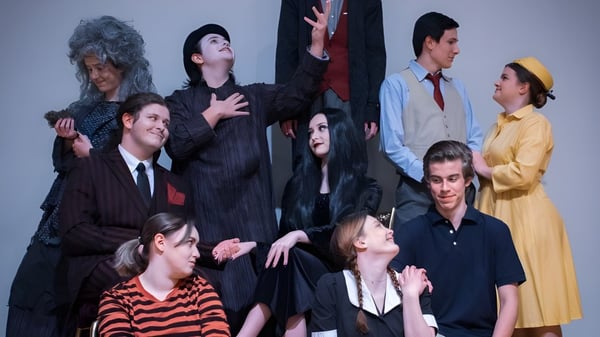 Eine Gruppe von Schülerinnen und Schülern des Mt. Lebanon School District versammelt sich in einem Studioumfeld vor einem grauen Hintergrund.