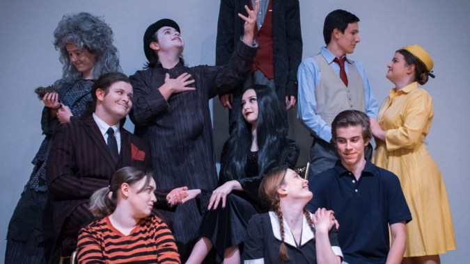 Schüler und Lehrkräfte des Mt. Lebanon School District versammeln sich auf einer Bühne im Theaterraum.