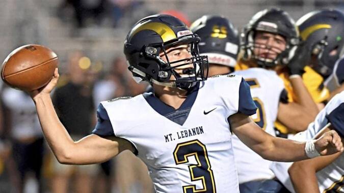 Ein Footballspieler in weißem Trikot mit der Nummer 3 bereitet sich beim Mt. Lebanon School District auf einen Wurf vor.
