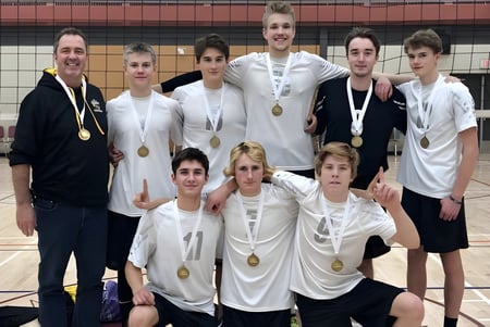 Eine Gruppe junger Athleten der Mt. Sentinel Secondary School posiert mit Medaillen in der Turnhalle.