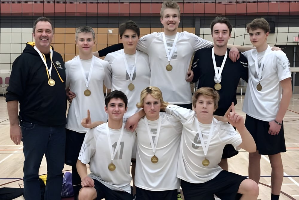 Eine Gruppe junger Athleten der Mt. Sentinel Secondary School posiert mit Medaillen in der Turnhalle.