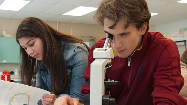 Zwei Schülerinnen und Schüler der Mt. Sentinel Secondary School arbeiten gemeinsam konzentriert an einem Dokument im Unterricht.