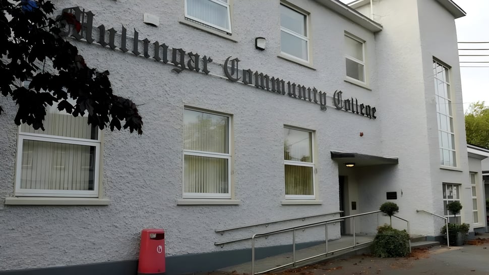 Das graue mehrstöckige Gebäude des Mullingar Community College zeigt deutlich den Schriftzug an der Fassade.
