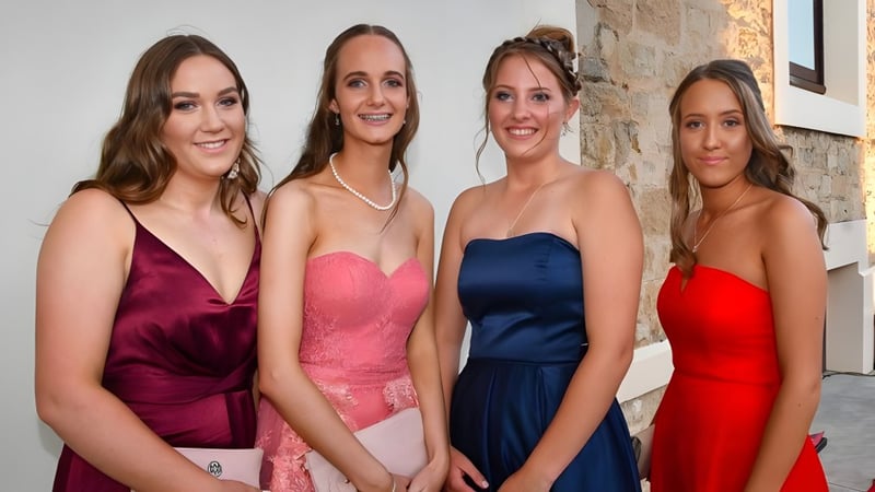 Vier Schülerinnen der Murray Bridge High School posieren gemeinsam vor einer Steinmauer.