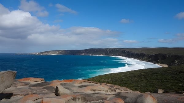 Blick auf die felsige Küste mit hohen Klippen und dem türkisfarbenen Meer nahe der Murray Bridge High School.
