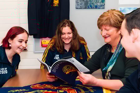 Schülerinnen der Murray Bridge High School unterhalten sich in der Sportumkleide.
