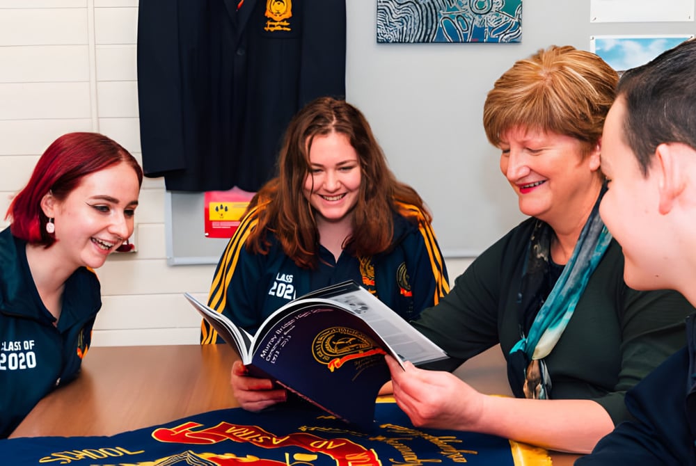 Schülerinnen der Murray Bridge High School unterhalten sich in der Sportumkleide.
