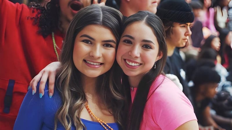 Zwei Schülerinnen lachen und umarmen sich auf dem Gelände des Murrieta Valley Unified School District.