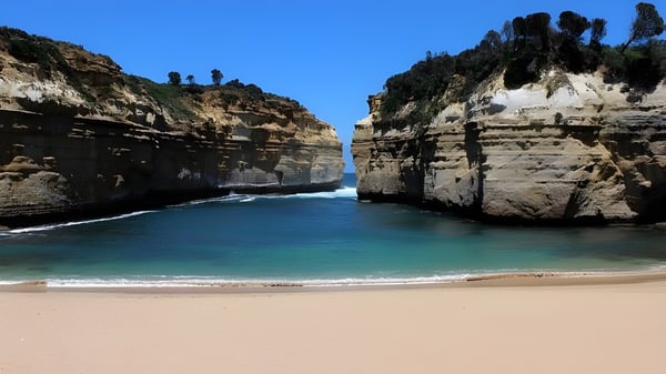 Ansicht einer ruhigen türkisfarbenen Bucht mit hohen Klippen und Strand nahe dem Murrumba State Secondary College.