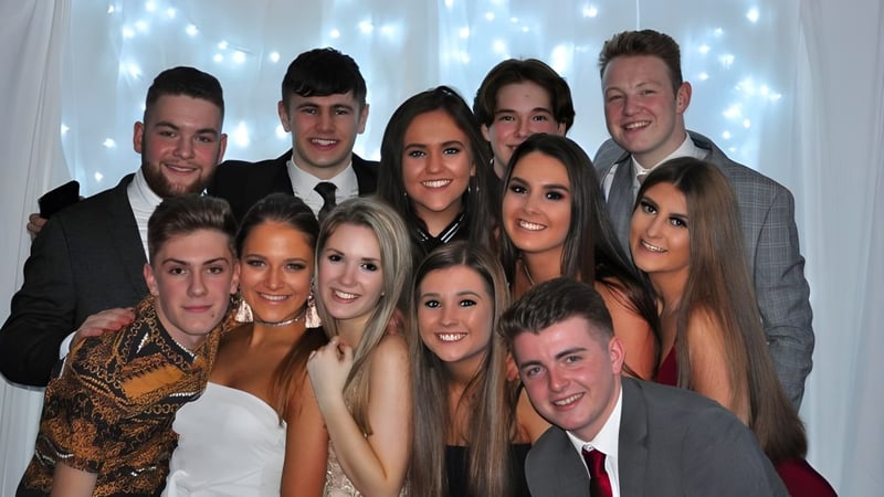 Eine Gruppe Schülerinnen und Schüler der Musselburgh Grammar School posiert vor einem Hintergrund mit funkelnden Lichtern.