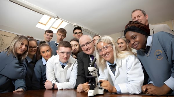 Eine Gruppe von Schülerinnen und Schülern arbeitet im Labor des Nagle Community College mit wissenschaftlichen Geräten.