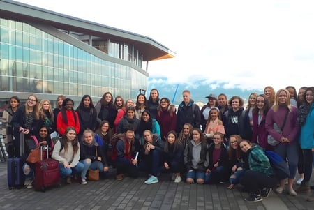 Eine Gruppe von Studentinnen vor dem modernen Gebäude der Nanaimo District Secondary School.
