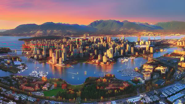 Luftaufnahme der Stadt mit Bergen und Hafen im Sonnenuntergang in der Nähe der Nanaimo District Secondary School.