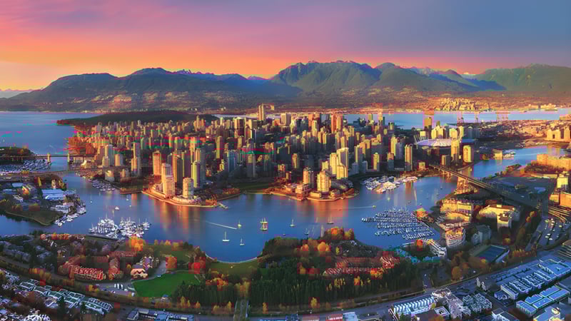 Luftaufnahme der Stadt mit Bergen und Hafen im Sonnenuntergang in der Nähe der Nanaimo District Secondary School.