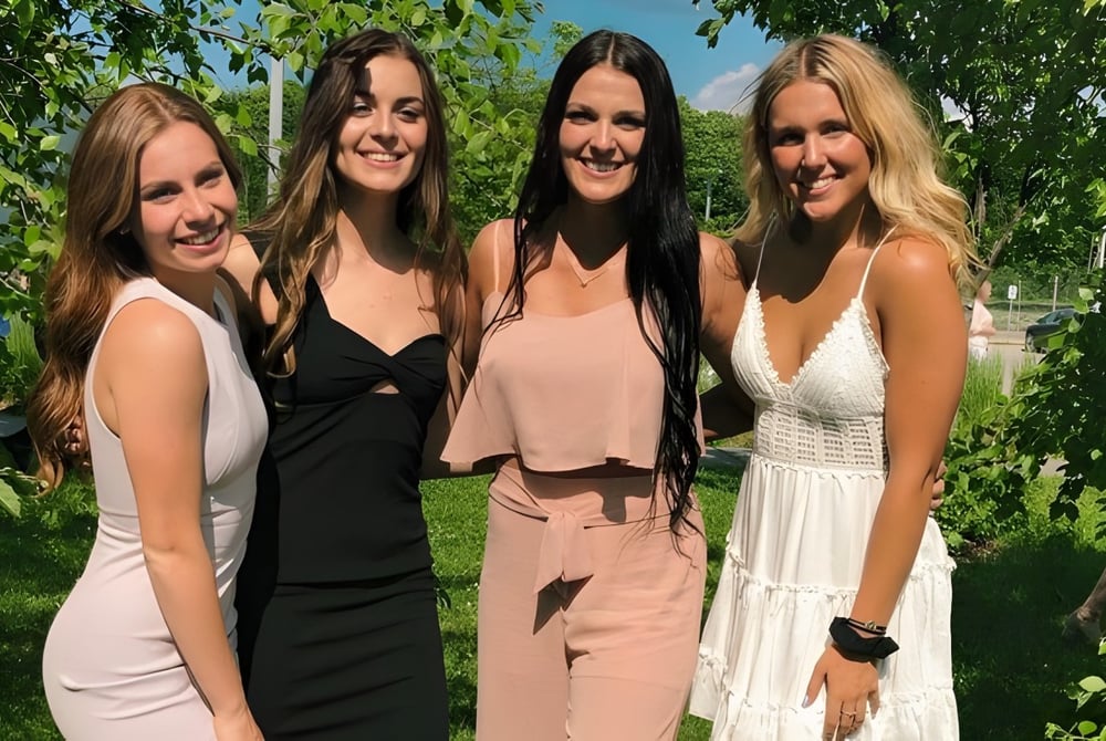 Vier Schülerinnen stehen im grünen Außenbereich auf dem Gelände der Nantyr Shores Secondary School.