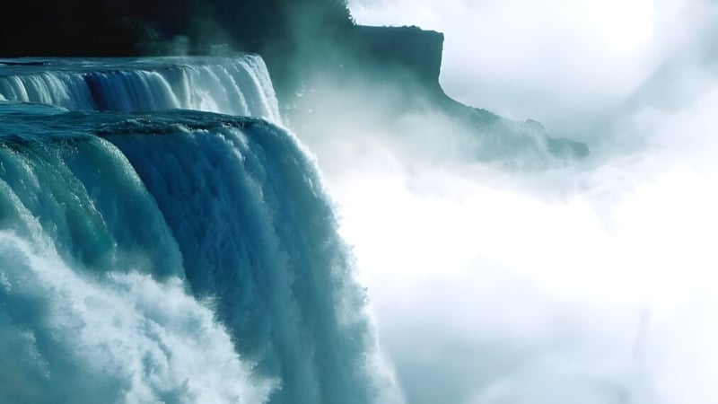 Ein Wasserfall fließt über einen felsigen Abhang in der Umgebung der Nantyr Shores Secondary School.