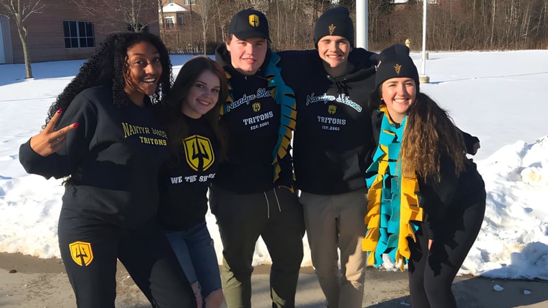 Eine Gruppe von Schülerinnen und Schülern der Nantyr Shores Secondary School steht gemeinsam mit schwarzen Kapuzenpullovern im Schnee.