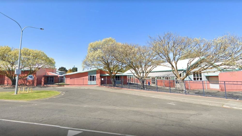 Blick auf eine Wohngegend mit bunten Gebäuden und Bäumen nahe der Napier Boys High School.