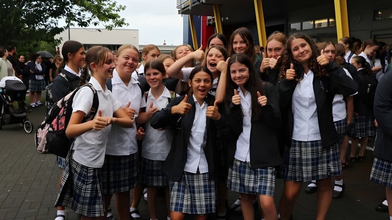 Eine Gruppe Schülerinnen der Napier Girls' High School posiert auf einem Bürgersteig und zeigt Daumen hoch.