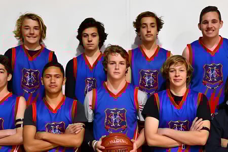 Eine Gruppe Schülerinnen und Schüler der Naracoorte High School posiert in blauen und roten Sporttrikots vor weißem Hintergrund.