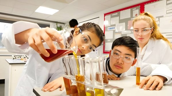 Drei Schüler des National Mathematics & Science College arbeiten gemeinsam in einem Labor an wissenschaftlichen Experimenten.