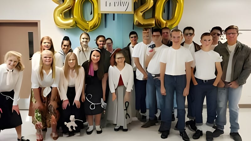 Eine Gruppe von Schülerinnen und Schülern steht in einem Raum mit großen goldfarbenen Luftballons im Hintergrund auf dem Campus der Nebraska Christian Schools.