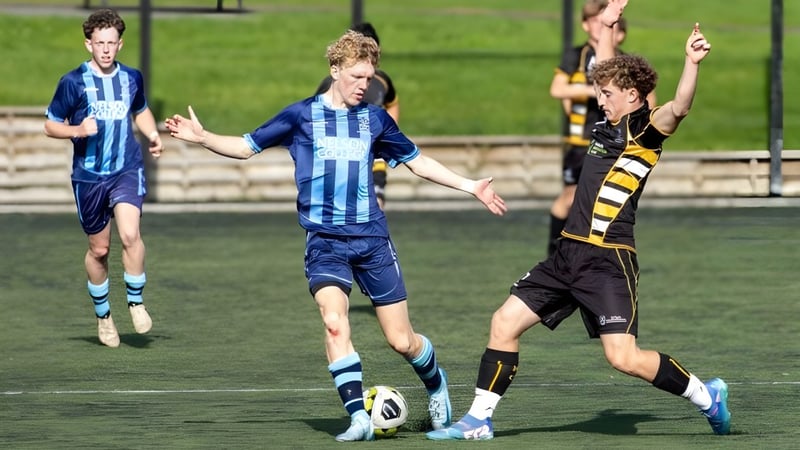 Zwei Fußballspieler kämpfen um den Ball auf dem Spielfeld des Nelson College for Boys.