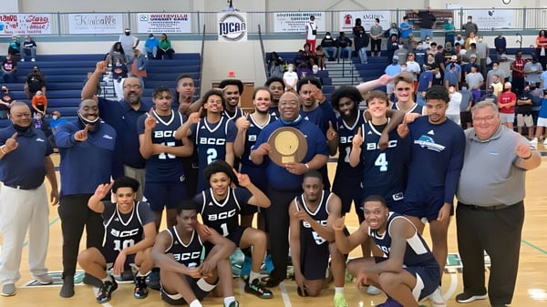 Die Basketballmannschaft des New Brunswick Community College posiert gemeinsam in der Sporthalle.