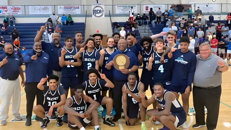 Die Basketballmannschaft des New Brunswick Community College posiert gemeinsam in der Sporthalle.