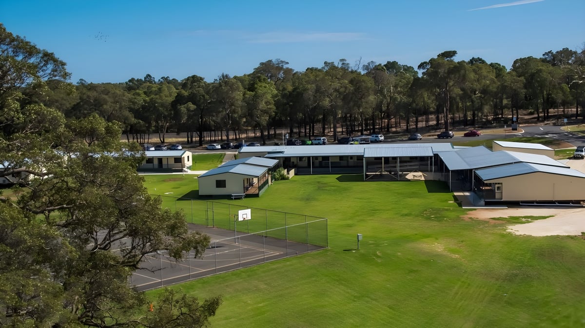 Der Campingplatz der New Hope Christian School ist von dichten Kiefern umgeben und verfügt über mehrere Hütten und Freizeiteinrichtungen.