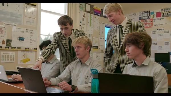 Vier Schüler der New Plymouth Boys' High School sitzen an einem Tisch und arbeiten an Computern in einem Klassenraum.