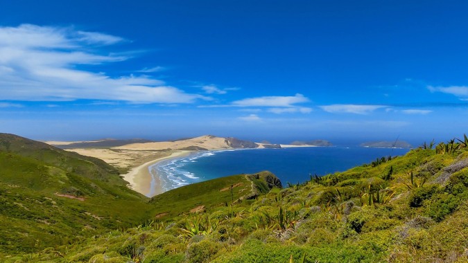 Blick auf die Küste mit grünen Hügeln und Strand im Hintergrund nahe der New Plymouth Girls’ High School.