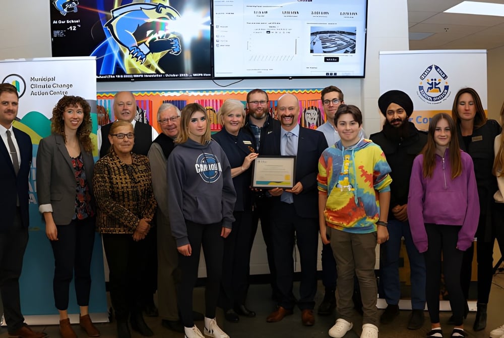 Eine Gruppe von Schülerinnen und Schülern steht zusammen in einem Bildungsraum auf dem Campus der New Sarepta Community High School.