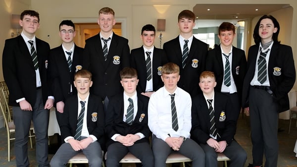 Eine Gruppe Schüler in Schuluniformen posiert gemeinsam auf dem Gelände des Newbridge College.
