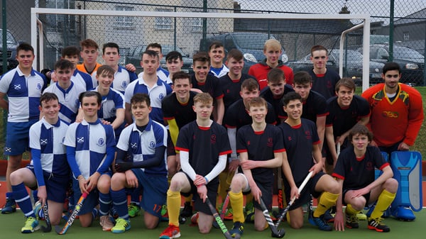 Eine Gruppe von jungen Fußballspielern posiert zusammen auf dem Sportfeld der Newtown School.