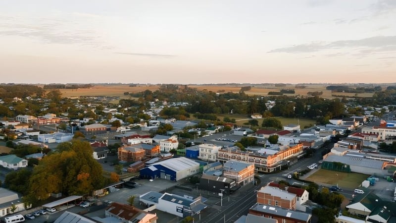 Das Panorama der Stadt mit Wohn- und Geschäftsgebäuden vor dem Hintergrund eines Sonnenuntergangs zeigt die Umgebung der Nga Tawa Diocesan School.