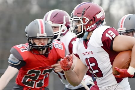 Fußballspieler der Niskayuna High School spielen auf dem Spielfeld eine Spielsituation.