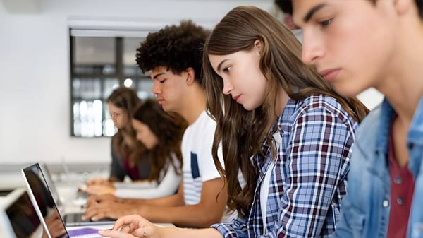 Schüler der Niskayuna High School konzentrieren sich im Klassenraum auf ihre Laptop-Computer.