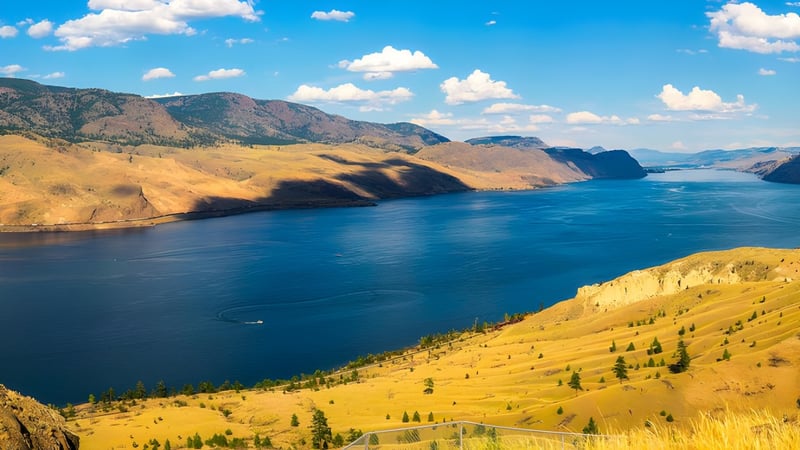 Ein ruhiger See mit Bergen und herbstlichem Laub ist in der Nähe von NorKam Secondary School zu sehen.