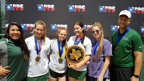 Gruppe von Schülern der North Central Texas Academy mit Medaillen posiert vor einem Hintergrund mit dem PRS-Logo.