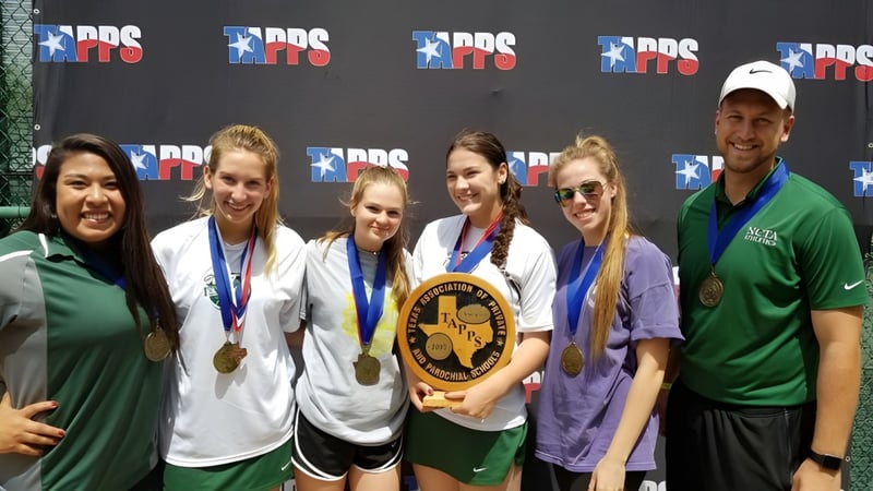 Gruppe von Schülern der North Central Texas Academy mit Medaillen posiert vor einem Hintergrund mit dem PRS-Logo.