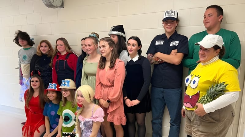 Schüler der North Dundas District High School versammeln sich in farbenfrohen Kostümen in einem Klassenzimmer.