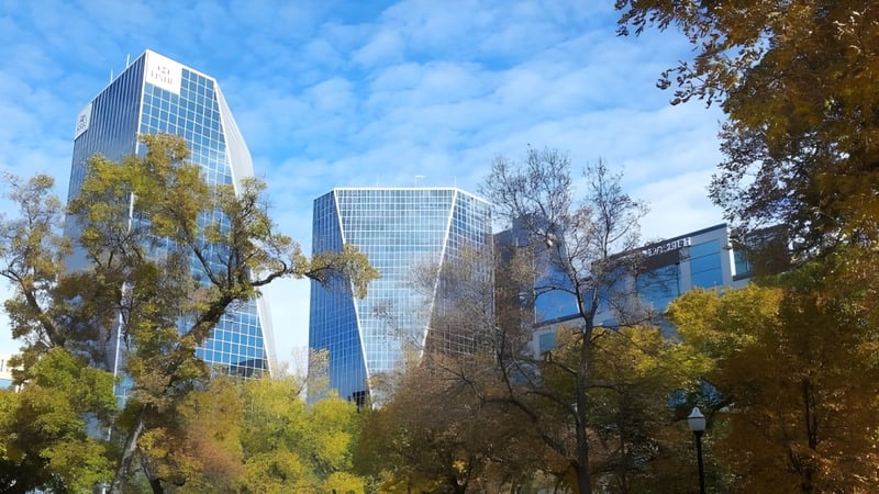 Herbstliche Landschaft mit Bäumen vor hohen Glasgebäuden in der Nähe der North Dundas District High School.