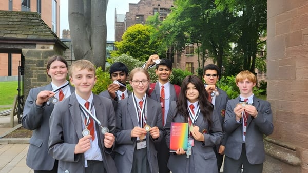 Eine Gruppe Schüler in Schuluniformen steht vor einem historischen Gebäude auf dem Campus der North Halifax Grammar School.