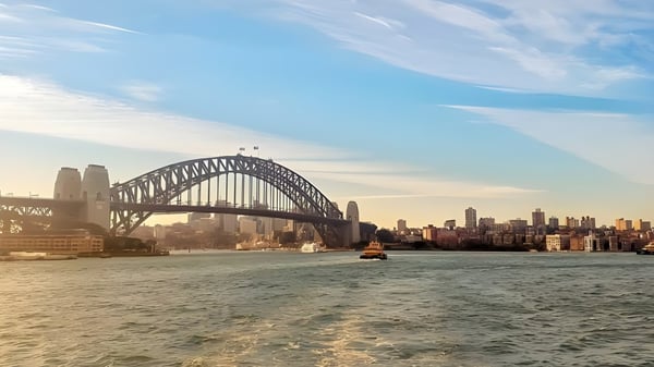 Das Bild zeigt die Sydney Harbour Bridge mit der Skyline, aufgenommen in der Nähe des North Lakes State College.