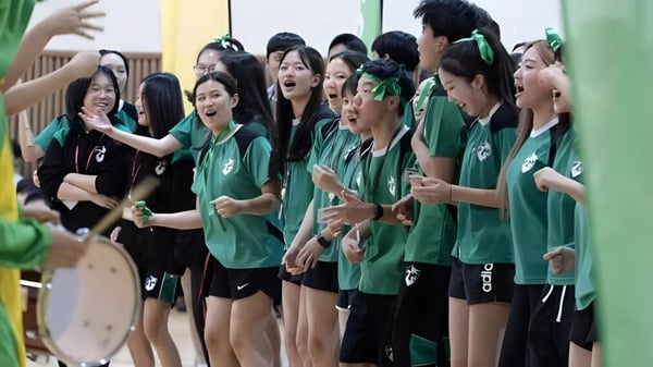 Schülerinnen der North London Collegiate School Jeju feiern gemeinsam bei einer Sportveranstaltung.