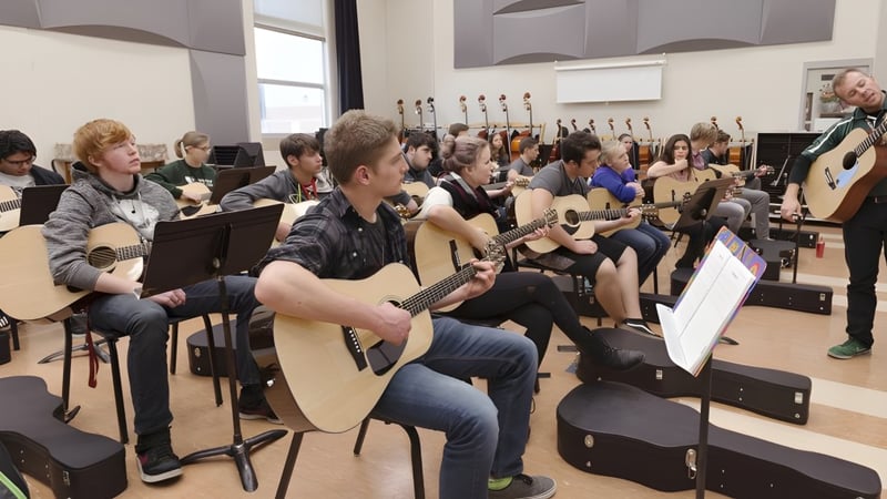 Schüler der North Peace Secondary School spielen verschiedene Musikinstrumente in einem Klassenraum.