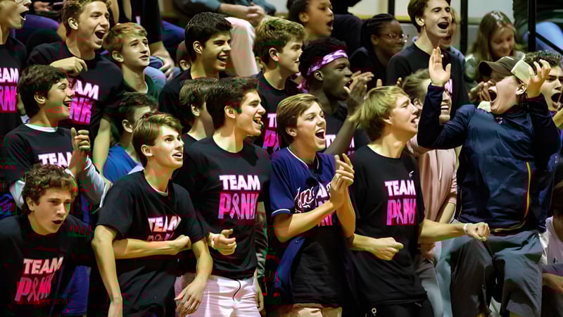 Eine Gruppe von Schülerinnen und Schülern der North Shore Country Day School feiert gemeinsam in Team-Shirts bei einer Veranstaltung.